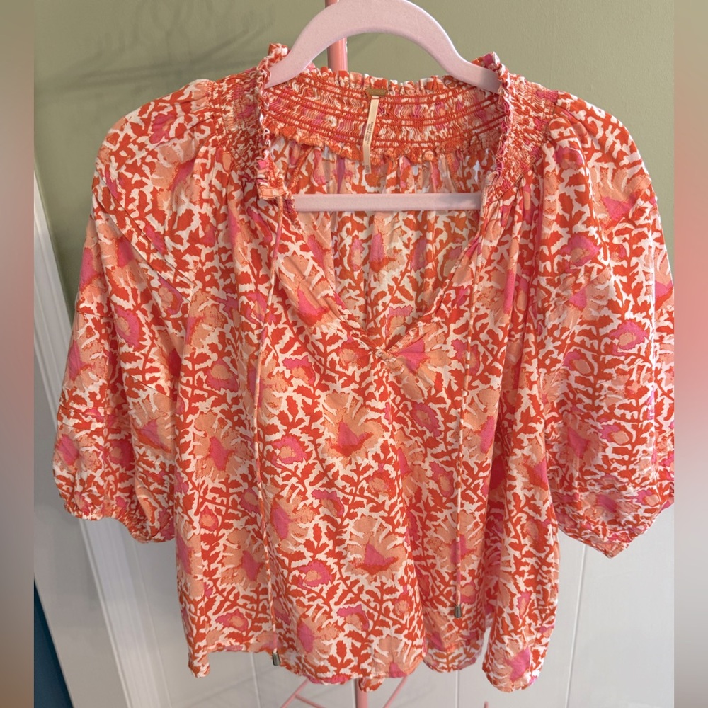 Free people top balloon three quarters sleeve. Size XS. Excellent condition.